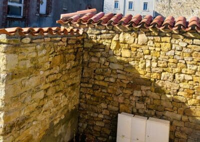 Rénovation d’un mur en pierres et de son couronnement en tuiles